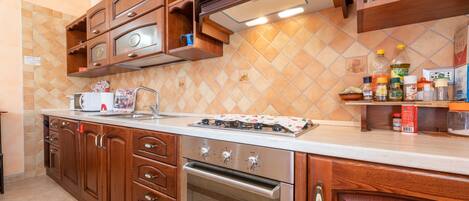 ثلاجة، ميكروويف، فرن، موقد طهي مسطح