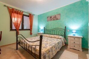 4 bedrooms, bed sheets - Holiday Home 'Villetta Delfino ' with Mountain View, Private Terrace and Private Garden (Sinnai)