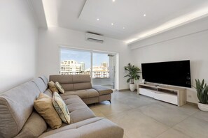 TV - Holiday Apartment 'Mar E Sol' with Balcony & Wi-Fi (Portimão)