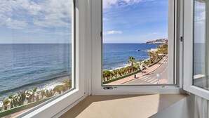 A balcony with a view of the sea and a coastal road. - Apartment 'With Garage In Almuñecar' with Sea View, Wi-Fi and Air Conditioning (Almunecar)