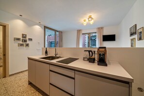 Fridge, stovetop, coffee/tea maker, electric kettle