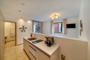 Kühlschrank, Herdplatte, Wasserkocher mit Kaffee-/Teezubehör