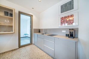 Fridge, stovetop, dishwasher, coffee/tea maker