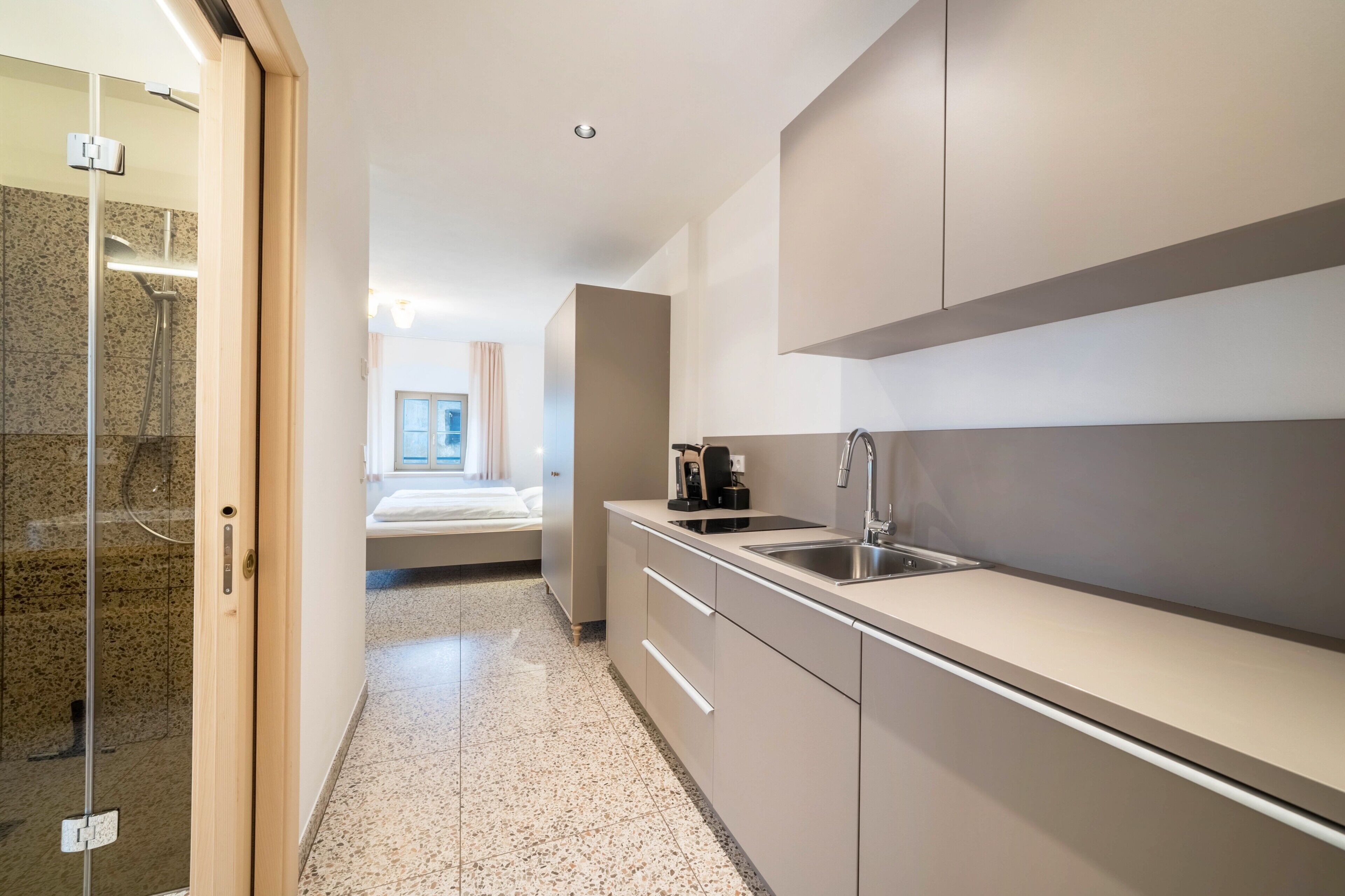 Jääkaappi, liesi, kahvin-/teenkeitin, vedenkeitin