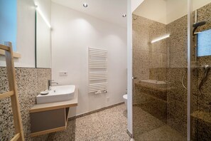 Shower, hair dryer, towels - Holiday Apartment "Domus Faber 4" with Mountain View, Shared Terrace & Wi-Fi (Merano)