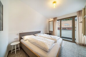 2 bedrooms, free WiFi, bed sheets - Holiday Apartment "Domus Faber 5" with Mountain View, Private Terrace & Wi-Fi (Merano)