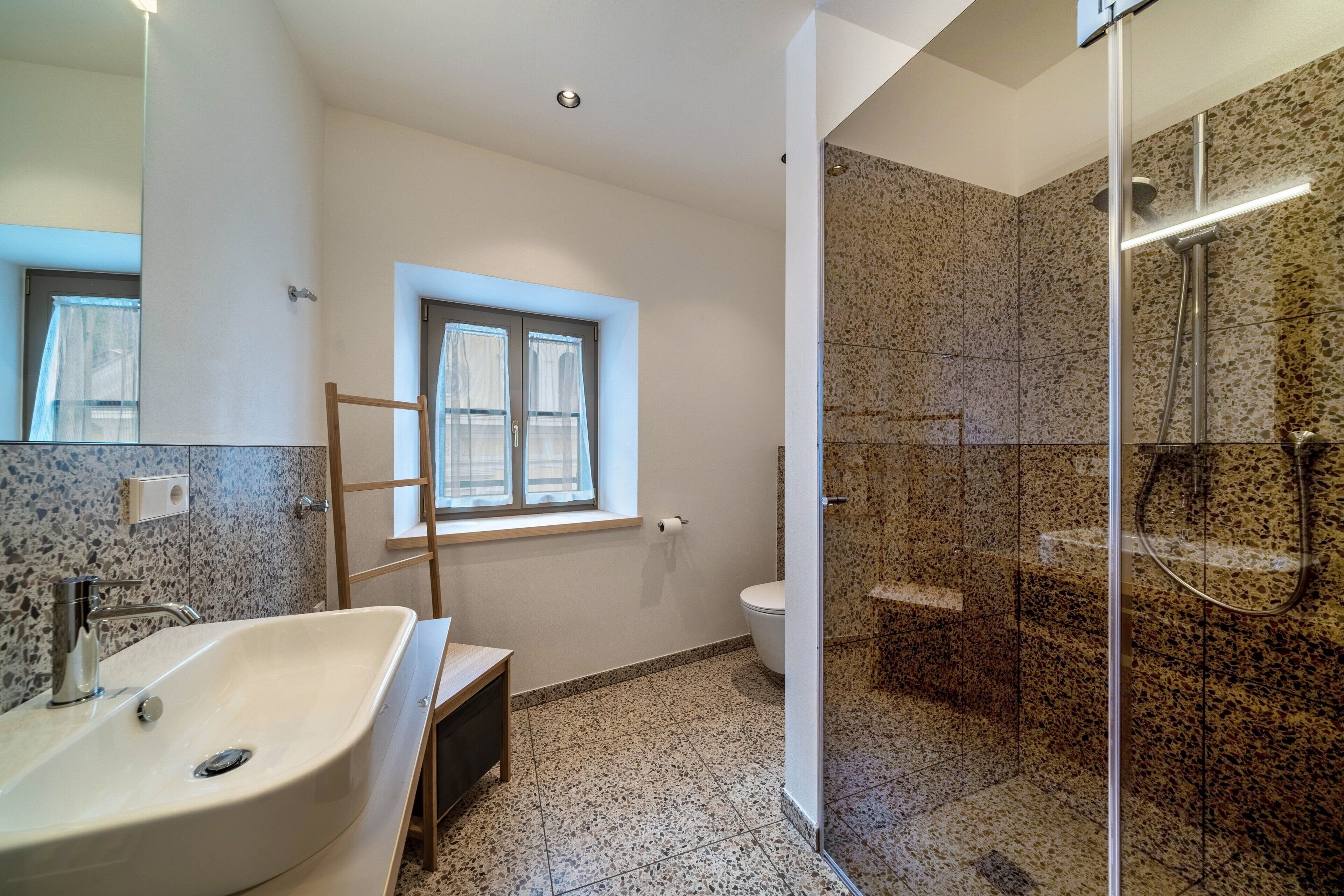 Een douche, een haardroger, handdoeken