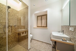 淋浴设施、吹风机、毛巾