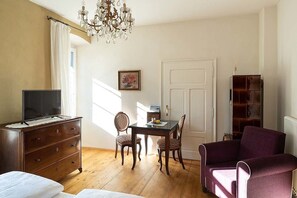 1 bedroom, free WiFi, bed sheets - Apartment 'Villa Bergmann Husterer Suite' with Shared Garden, Balcony and Wi-Fi (Meran)