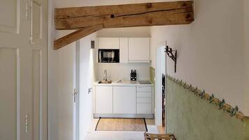 Coffee/tea maker, fridge, microwave, stovetop