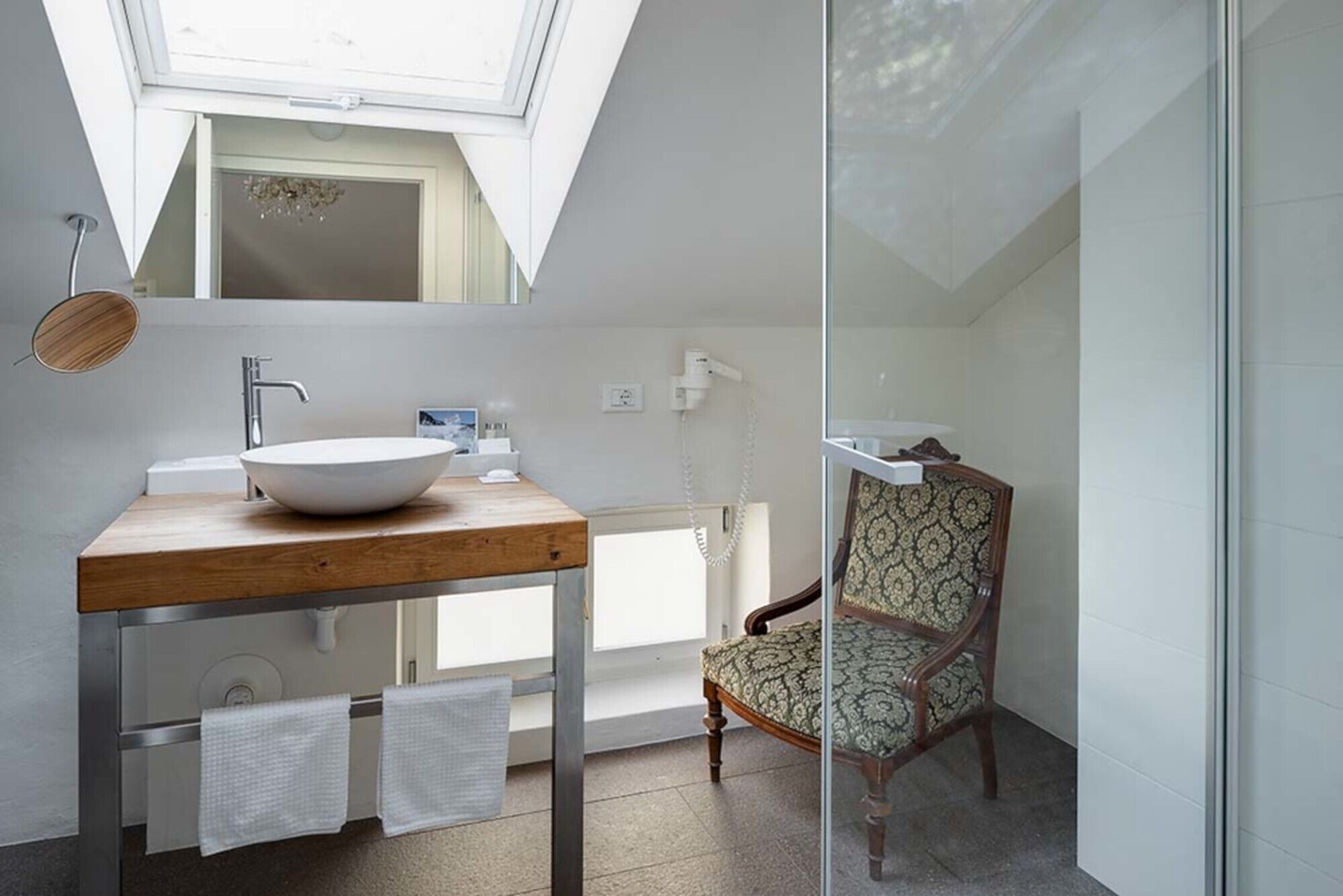 Een douche, een haardroger, handdoeken