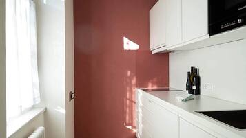Kühlschrank, Mikrowelle, Herdplatte, Wasserkocher mit Kaffee-/Teezubehör