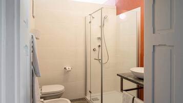 Badewanne, Haartrockner, Handtücher
