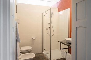 Tina, secadora de cabello, toallas 