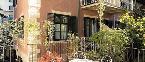 تناول الطعام بالخارج