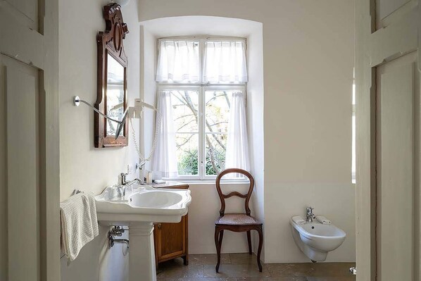 Badewanne, Haartrockner, HandtĂŒcher