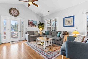 Living area - Sunny Daze / 325 NE 47th Street - Coastal Vacation Resorts (Oak Island)