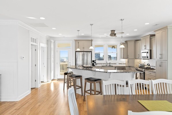 Kylskåp, mikrovågsugn, ugn och diskmaskin