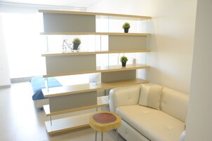 Deluxe Studio | Living area | 42-cm Smart TV with cable channels, TV