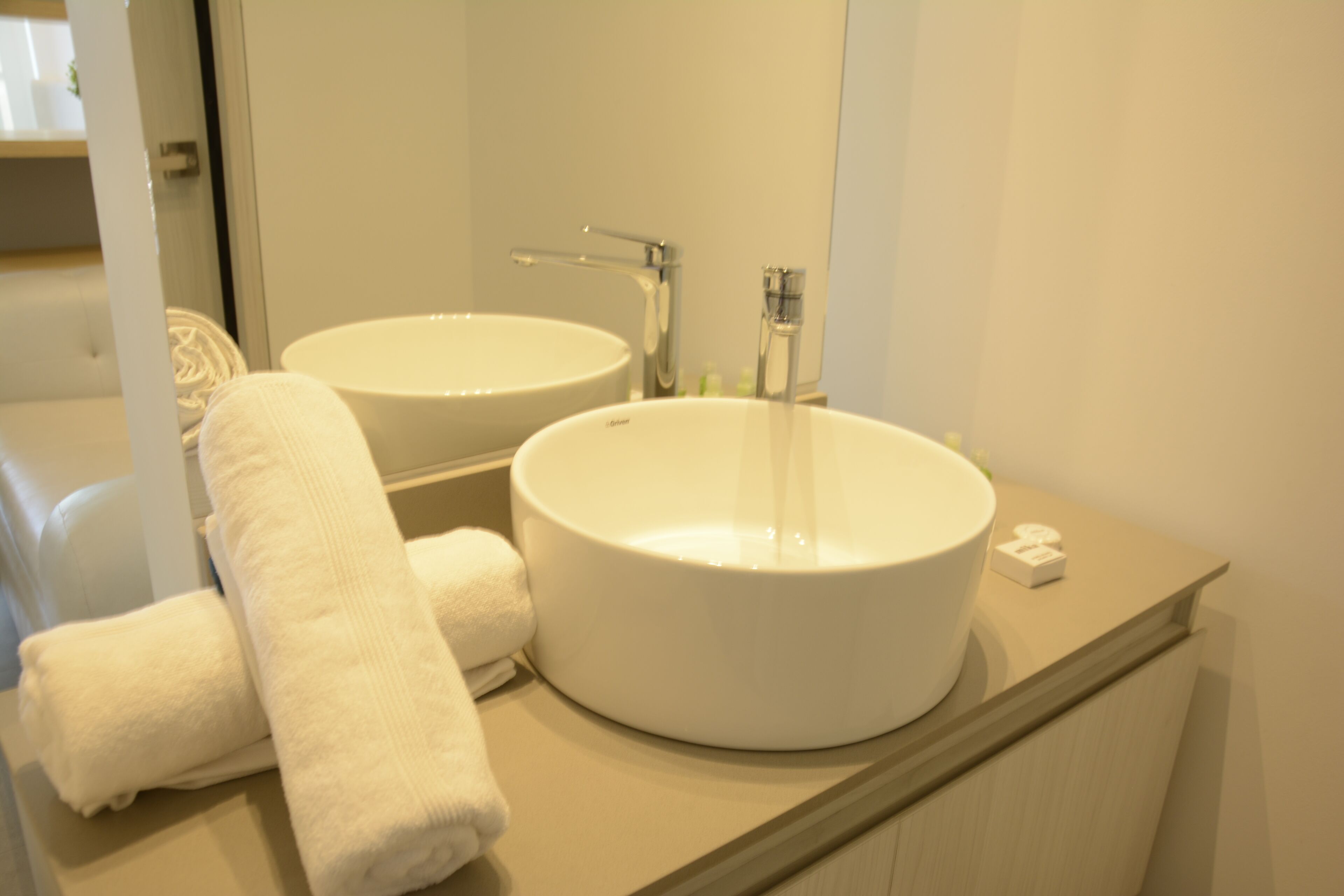 Deluxe Studio | Bathroom | Shower, towels, soap, shampoo