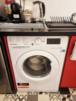 Kühlschrank, Mikrowelle, Wasserkocher mit Kaffee-/Teezubehör