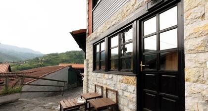 RURAL HOUSE WITH VIEWS OF THE GREEN ASTURIAN MOUNTAINS