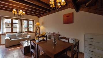 Televisie, een open haard en boeken