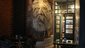 A restaurant interior with brick walls, a mural, and tables with chairs. - Royal hotel tanta (Tanta)