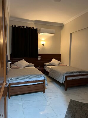 Habitació familiar, vistes a la ciutat | Cortines opaques, wifi gratuïta i roba de llit