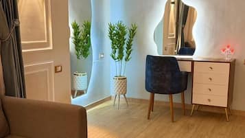 Deluxe Studio Suite | Premium bedding, blackout curtains, free WiFi, bed sheets