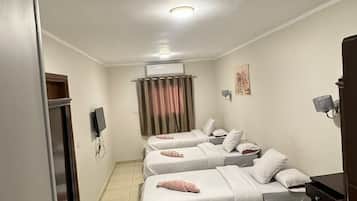Cortinas blackout, wifi gratis y ropa de cama