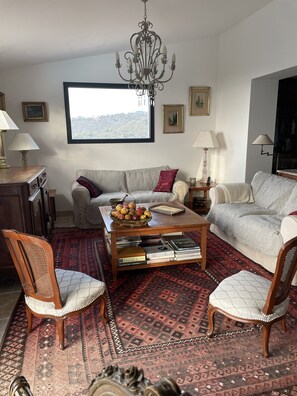 Télévision, lecteur de DVD, livres