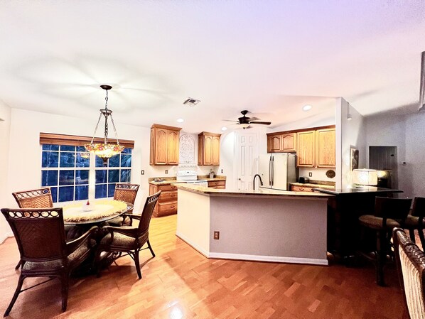 Refrigerador, microondas, parrilla de estufa y lavavajillas 