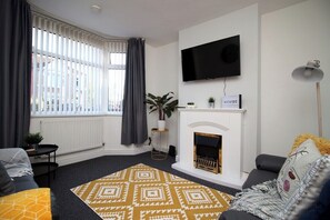 TV - Bellevue by Tŷ SA - Modern 3 bed in Newport (Newport)