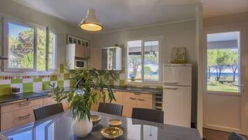 Een koelkast, een microgolfoven, een oven, een kookplaat