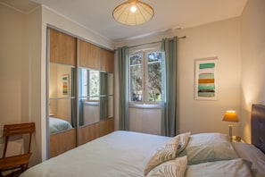 3 chambres, fer et planche à repasser, lit de bébé portatif