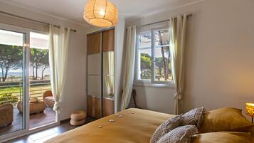 3 slaapkamers, een strijkplank/strijkijzer, reisbedje, gratis wifi