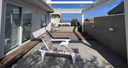 Villa with swimming pool, located a stone's throw from the sea and well served.