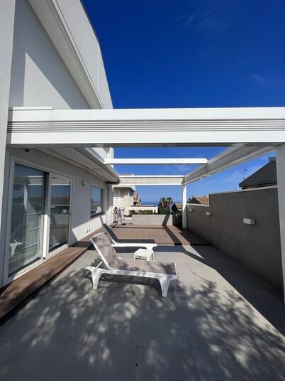 Villa with swimming pool, located a stone's throw from the sea and well served.