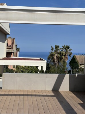 Property grounds - Villa with swimming pool, located a stone's throw from the sea and well served. (Aci Catena)