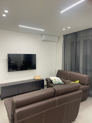 Smart TV - Villa with swimming pool, located a stone's throw from the sea and well served. (Aci Catena)