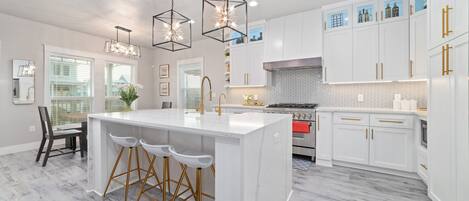 冰箱、微波炉、烤箱、炉灶