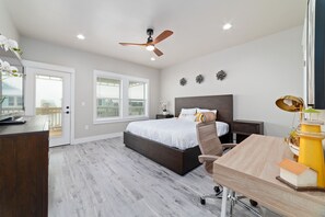 4 habitaciones, escritorio y tabla de planchar con plancha