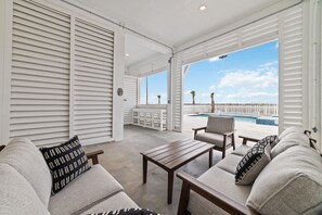 Terrace/patio - Sunkissed Starfish: heated pool & spa, beach access (Galveston)