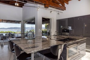 Réfrigérateur, micro-ondes, four, lave-vaisselle