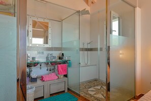 Douche, sèche-cheveux, serviettes fournies, savon