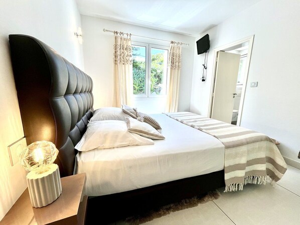 5 bedrooms, in-room safe, free WiFi, bed sheets