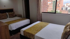 Habitació quàdruple familiar, 2 llits dobles | Roba de llit d'alta qualitat, wifi gratuïta i roba de llit 