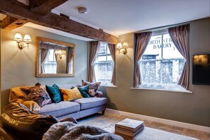 Smart TV, fireplace, books - No. 15 North Street, Cotswold cottage (Winchcombe)