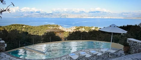 حمّام سباحة خارجي موسمي